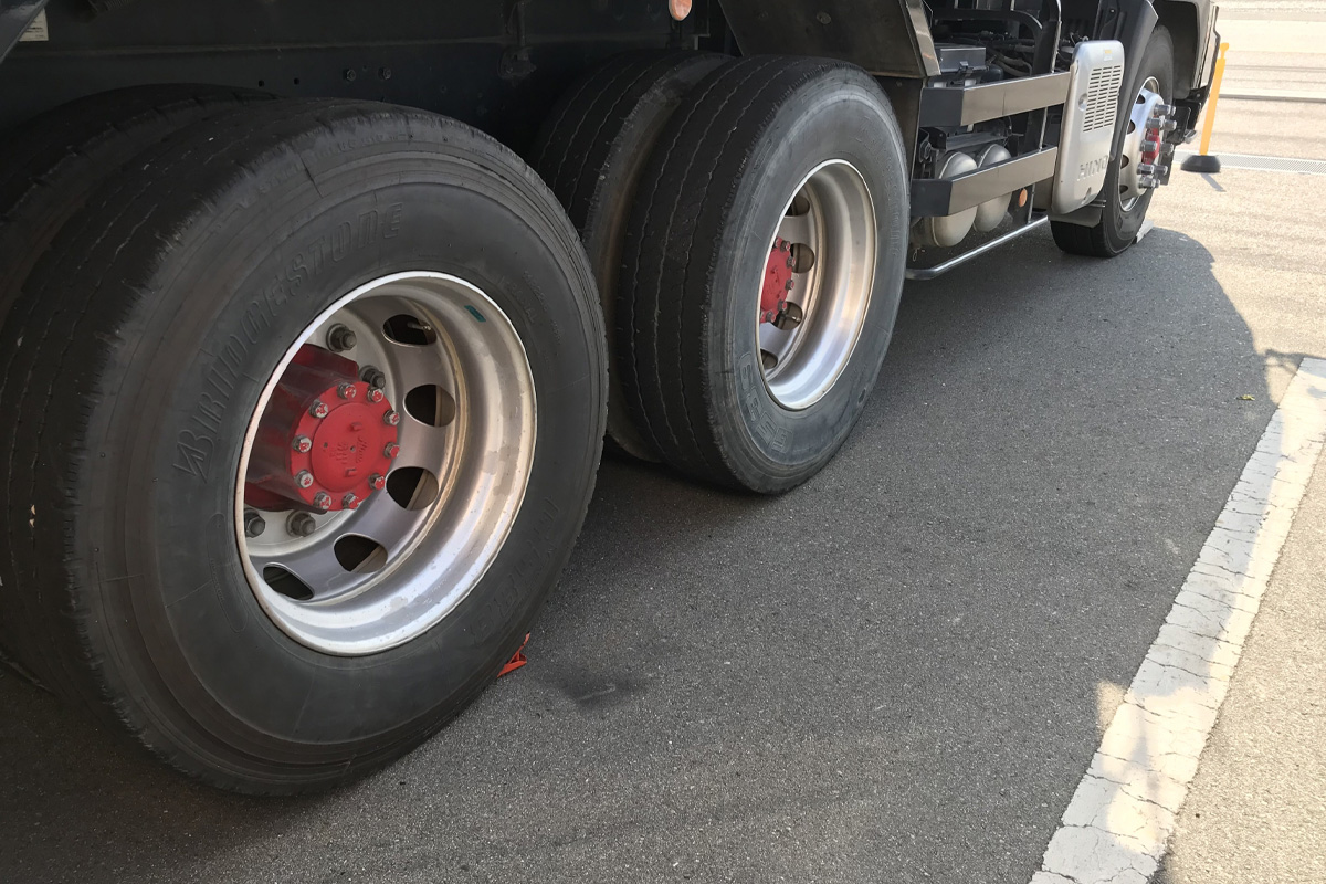 トラックの車輪