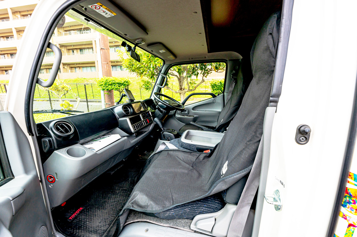 トラック車内